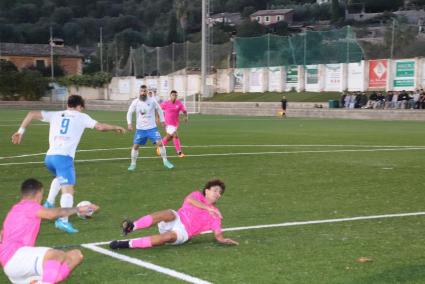Jugada d'un dels dos gols de Miguel Ángel González. FOTO: EVA SEGUÍ