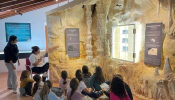 Els infants descobreixen el món de les coves durant una nit al museu