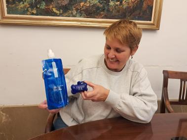 La regidora Antònia Frau amb el material que es repartirà.