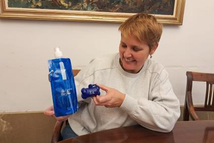 La regidora Antònia Frau amb el material que es repartirà.