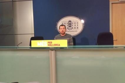 El portaveu de MÉS per Mallorca, David Abril, durant la roda de premsa.