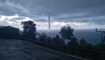 Impressionant mànega marina davant la costa de Deià