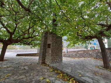El Monument a l’Emigrant, un lloc abandonat per l’Ajuntament i ocult pels arbres