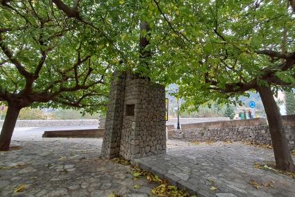 El Monument a l’Emigrant, un lloc abandonat per l’Ajuntament i ocult pels arbres