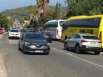 SOLLER - CIRCULACION - Continua el caos a la carretera de Desviament a lâespera de la reforma.
El Consell afirma que tendrÃ e