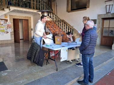 Taula preparada avui matí a l'atri de l'Ajuntament.