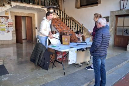 Taula preparada avui matí a l'atri de l'Ajuntament.