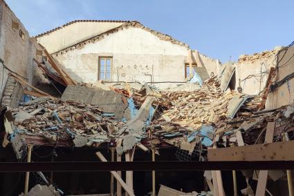 SOLLER. PATRIMONIO. El teatro Defensora de SÃ³ller queda en ruinas al derrumbarse su tejado. La caÃ­da de una pared en mal estad