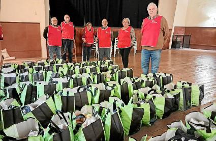 Es Rebost reparteix 92 paneres de Nadal, un 18% menys que l’any anterior