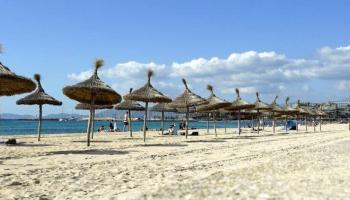 El GOB adverteix que no es poden aplicar noves tarifes als serveis de platja sense aprovació oficial