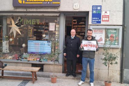 Bartomeu Oliver (pare i fill) a l'estanc del carrer Bauzá.