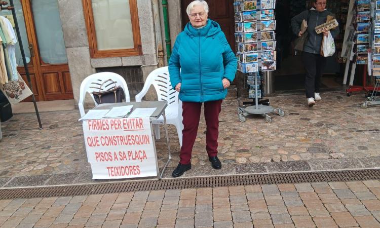 Recullen firmes per evitar la construcció de pisos a Teixidores