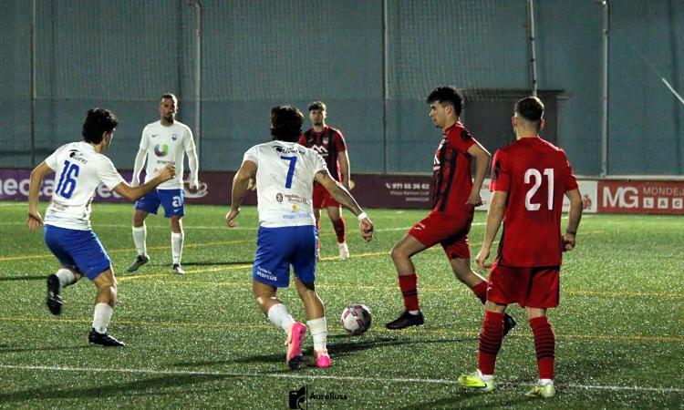 Una acció del partit de Manacor. Foto: Aureliuss