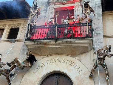 Els dimonis van baixar amb cordes per la façana de l'edifici de l'Ajuntament.