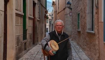 Entre les gloses preferides de Pere Bisbal es troba «Mon pare carbó va fer» i «¿Qué es la política (padre)?».