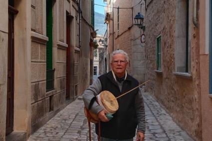 Entre les gloses preferides de Pere Bisbal es troba «Mon pare carbó va fer» i «¿Qué es la política (padre)?».