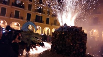 Una Revetla dispersa i pendent de la pluja, però intensa i participada