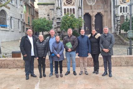 Integrants de Vox en una visita a Sóller.