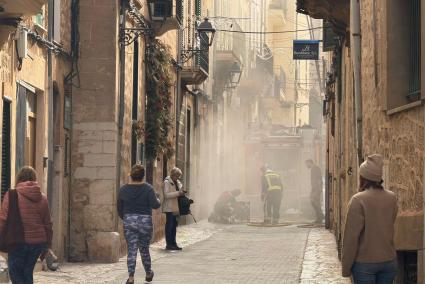 Els Bombers i la Policia controlen un incendi en un habitatge del carrer de Sa Mar