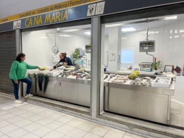 La peixateria del Mercat estrena nova ubicació dins la nau central