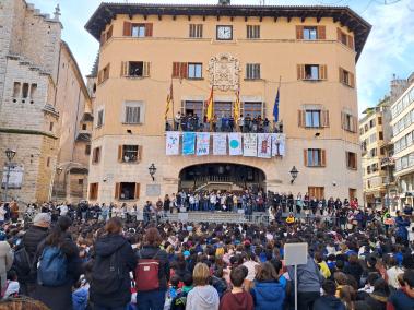 La Plaça acull a les escoles del municipi en un acte pel Dia de la Pau