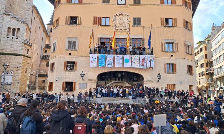 La Plaça acull a les escoles del municipi en un acte pel Dia de la Pau