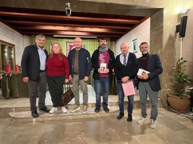 D’esquerra a dreta Miquel Serra, Antònia Arbona, Miquel Nadal, Pere Perelló, Jaume Garau i Manel Santana ahir a la presentació del nou poemari.