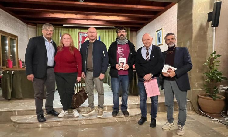 D’esquerra a dreta Miquel Serra, Antònia Arbona, Miquel Nadal, Pere Perelló, Jaume Garau i Manel Santana ahir a la presentació del nou poemari.