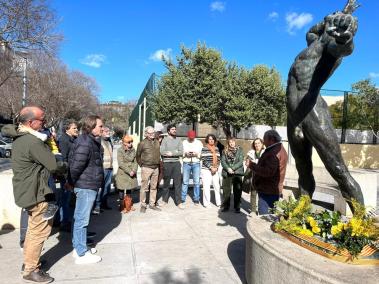 Som Mallorca ha celebrat aquest dissabte un acte institucional i reivindicatiu davant l’estàtua de Joanot Colom, a la plaça Orson Welles de Palma.