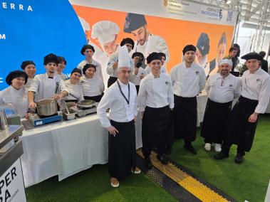 Els alumnes de l’Institut ofereixen degustacions de fava parada a Horeca