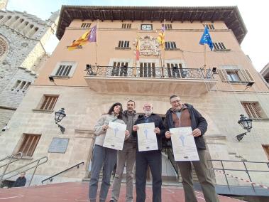 Integrants de Més per Sóller presenten el cicle Obrim la Memòria.