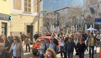 Febrer amb aspecte d'agost a Sóller: una allau de turistes envaeix el centre