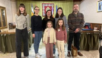 A l’esquerra, els guanyadors del concurs de dibuix amb les Valentes Dones adultes i infantils; i a la dreta, Moisès Aguiló, que representarà el programa, cartell i camiseta.