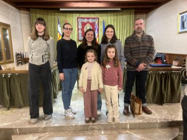 A l’esquerra, els guanyadors del concurs de dibuix amb les Valentes Dones adultes i infantils; i a la dreta, Moisès Aguiló, que representarà el programa, cartell i camiseta.