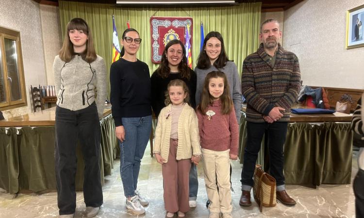 A l’esquerra, els guanyadors del concurs de dibuix amb les Valentes Dones adultes i infantils; i a la dreta, Moisès Aguiló, que representarà el programa, cartell i camiseta.