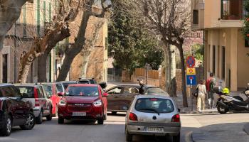 Un policia dona indicacions, cotxe a cotxe, dels canvis.