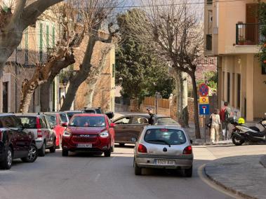 Un policia dona indicacions, cotxe a cotxe, dels canvis.