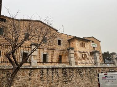 Les Escolàpies prenen forma renovant aquests dies els seus grans finestrals