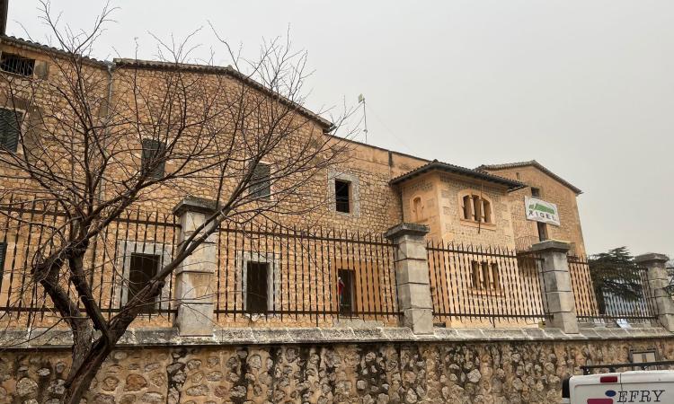 Les Escolàpies prenen forma renovant aquests dies els seus grans finestrals