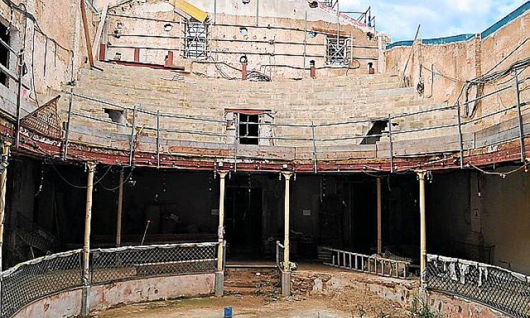 SOLLER - La faâÃana del Defensora queda sostinguda per set columnes interiors.
LâÃÃ´Ajuntament confia tenir lâÃÃ´esque