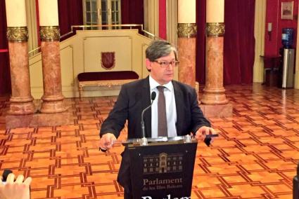 El socialista Vicenç Thomàs assumeix les funcions de president del Parlament