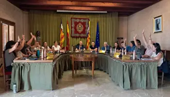 L'oposició en bloc vota en contra del punt.