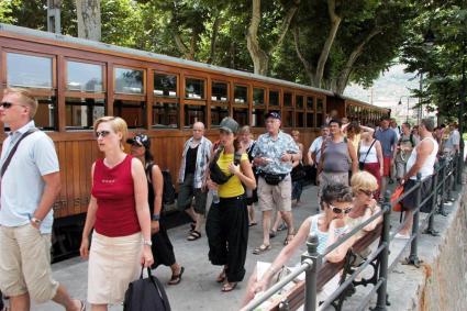 Prop de 3.000 persones demanen al Govern que no retiri el descompte del Tren de Sóller.