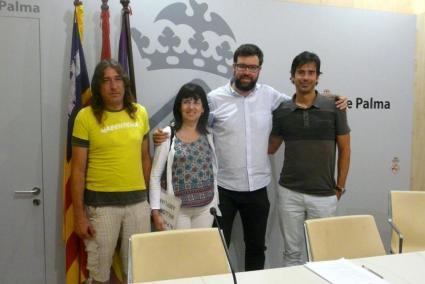 D'esquerra a dreta: Pau, voluntari de Greenpeace i membre de la Plataforma Al Molinar Port Petit, Ángels Fermoselle, representant d'ARCA i membre de la Plataforma, el tinent de batlia de Model de Ciutat, Urbanisme i Habitatge Digne, Antoni Noguera i el portaveu de la Plataforma, Pedro Martínez.