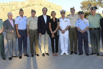 Antonio Orantos, Miguel Bosch, Julio Ayuso, Fernando Aznar, José Ramón Bauzá, Teresa Palmer, Roberto Ortiz, Juan Ramis, Manuel Fernández-Roca, Jaume Barceló i Antoni Barceló Veny durant els actes de celebració 300 anys de l'ocupació.