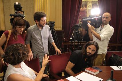 Membres de Podem durant el ple de constitució de la Mesa del Parlament.