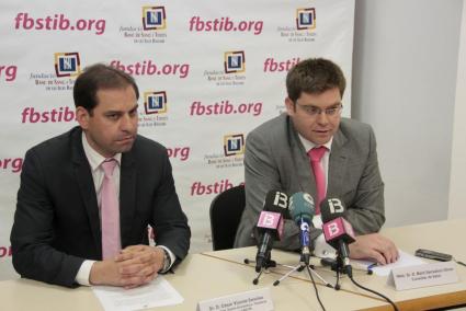 El Director Gerenal de Farmàcia, César Vicente Sanchez, juntament amb el conseller de Sanitat. Foto: Arxiu Última hora