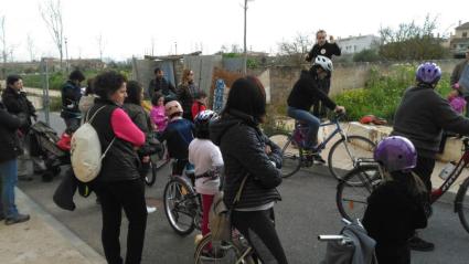 Un centenar de persones ha participat a la marxa per reclamar una Escola Nova a Campos.