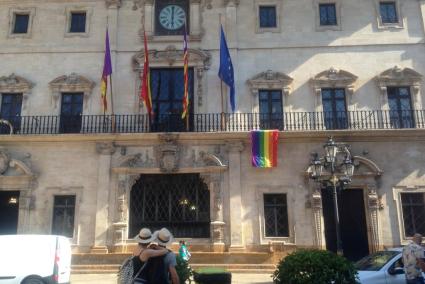 La bandera de l'Arc de Sant Martí al balcó de l'Ajuntament de Palma.