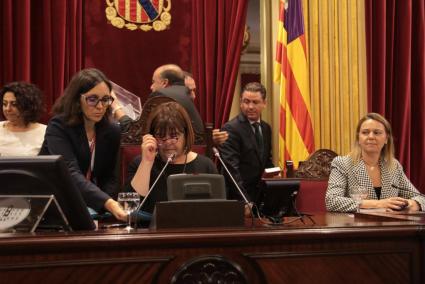 Xelo Huertas presidint la Mesa del Parlament.